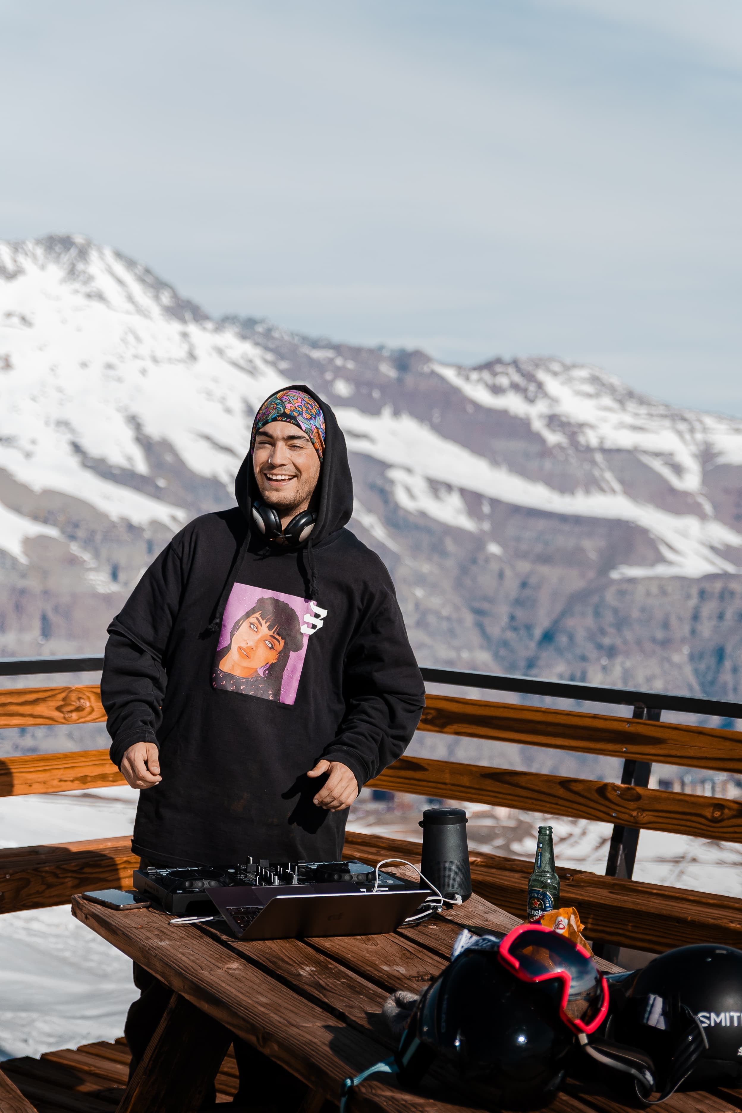 Chef Puppy mezclando en una terraza de montaña, riendo